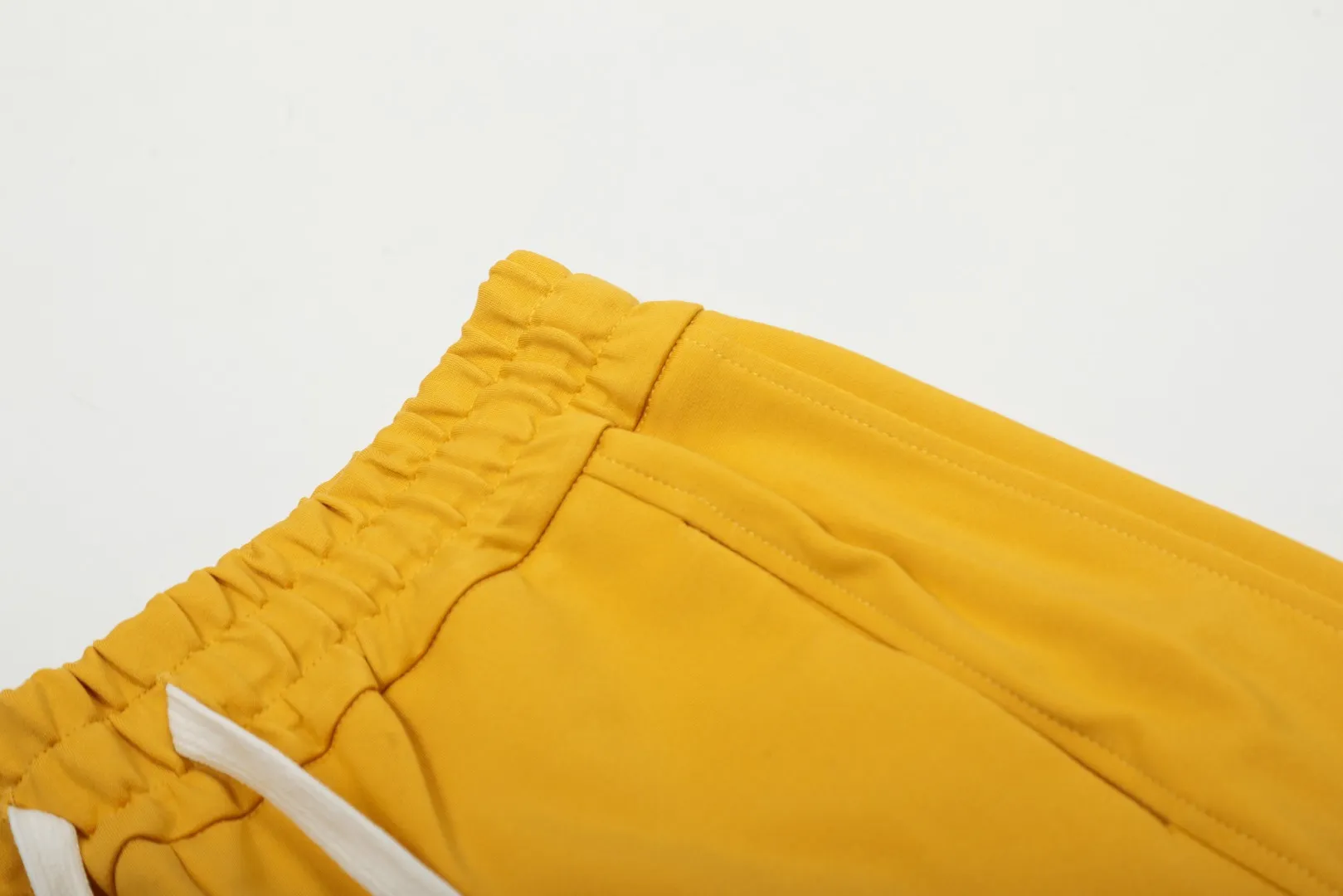 🅿️250 "Top quality" Style number: T7002# [Ralph Lauren solid color pony embroidered logo simple casual wide-leg trousers] ✅Ralph Lauren classic basic versatile unisex wide-leg spliced couple straight trousers ✅Brocade and cotton Roman cloth splicing technology ✅The version is restored to the original single The maximum size can be worn up to 170 pounds Loose, comfortable and stress-free ✅The upper body is simple and easy to match ootd must-have Good-looking clothes are never chosen by anyone. A must-have in couples’ wardrobes. Size: S-XL. Color: floral gray, black, yellow, and fruit green.